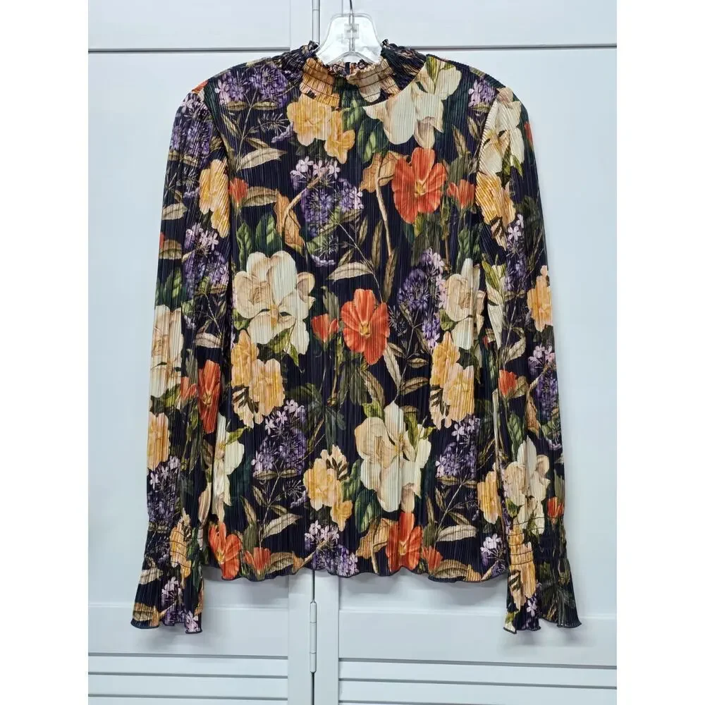 Chico’s Floral Mock Crinkle Top Size 0/ Small (color: DEWBERRY) EUC Chic Light